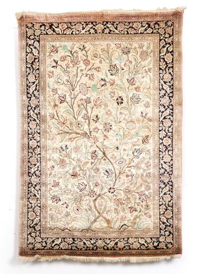 Tappeto in seta, Persia, XX secolo, dimensioni 202x136 cm