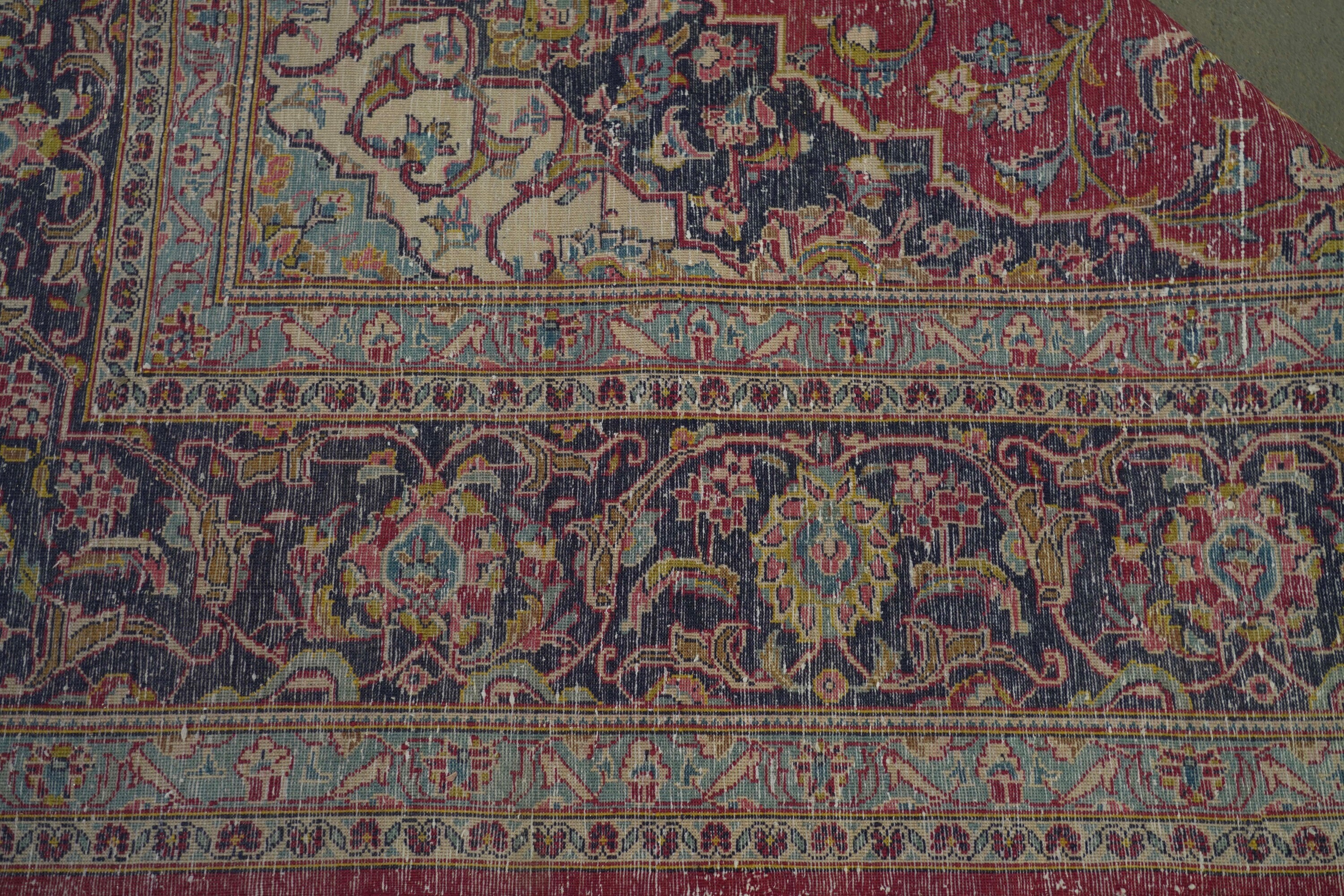 Tappeto persiano, campo rosso con medaglione centrale blu e bianco, XX secolo