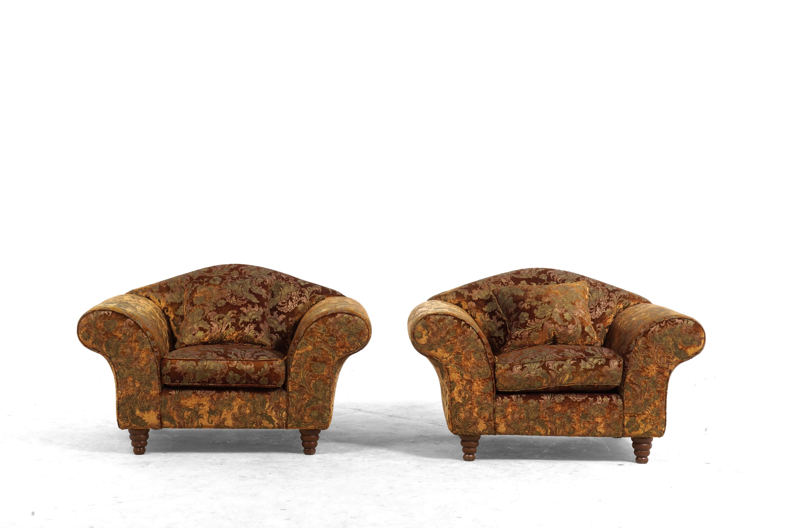 Divano e due poltrone rivestite con tessuto damascato. XX secolo