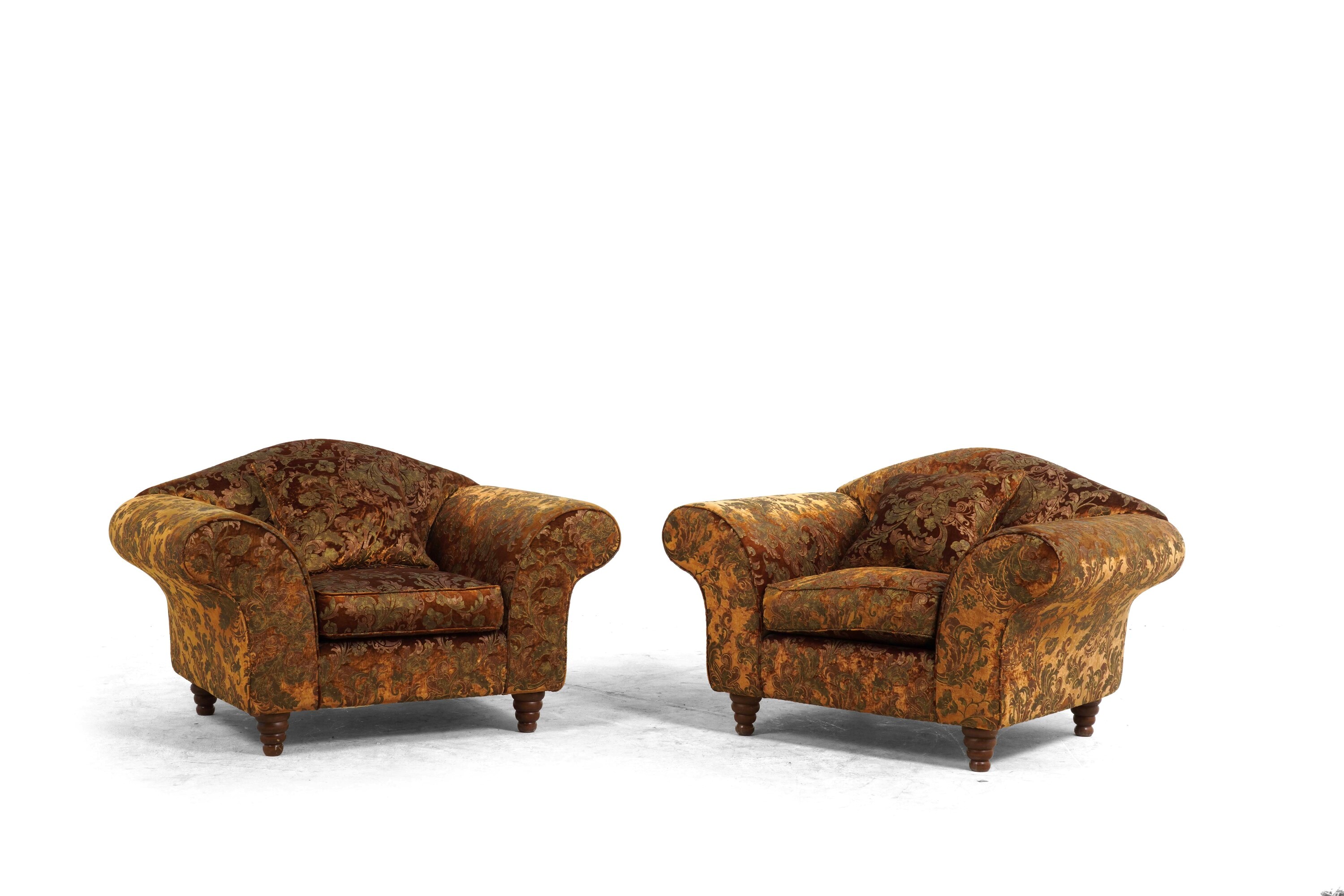 Divano e due poltrone rivestite con tessuto damascato. XX secolo