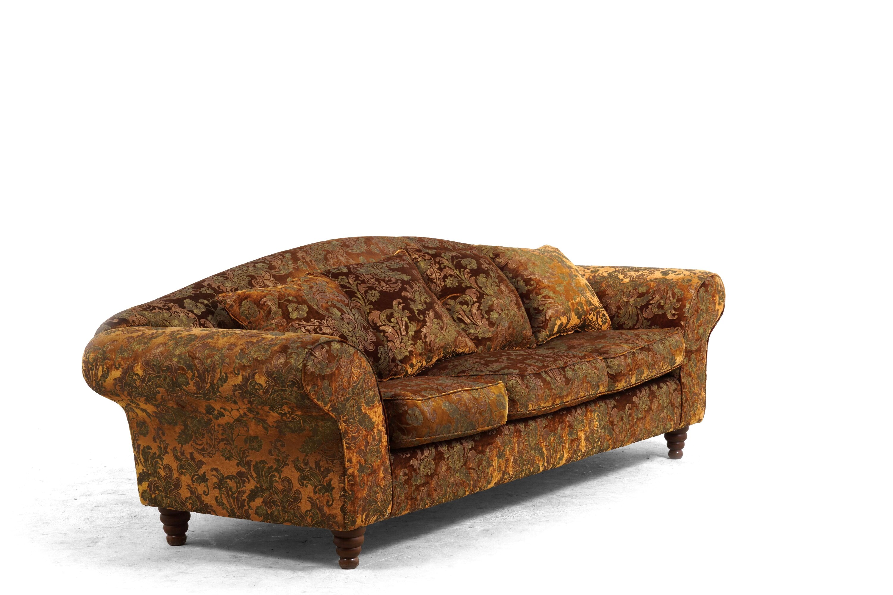 Divano e due poltrone rivestite con tessuto damascato. XX secolo