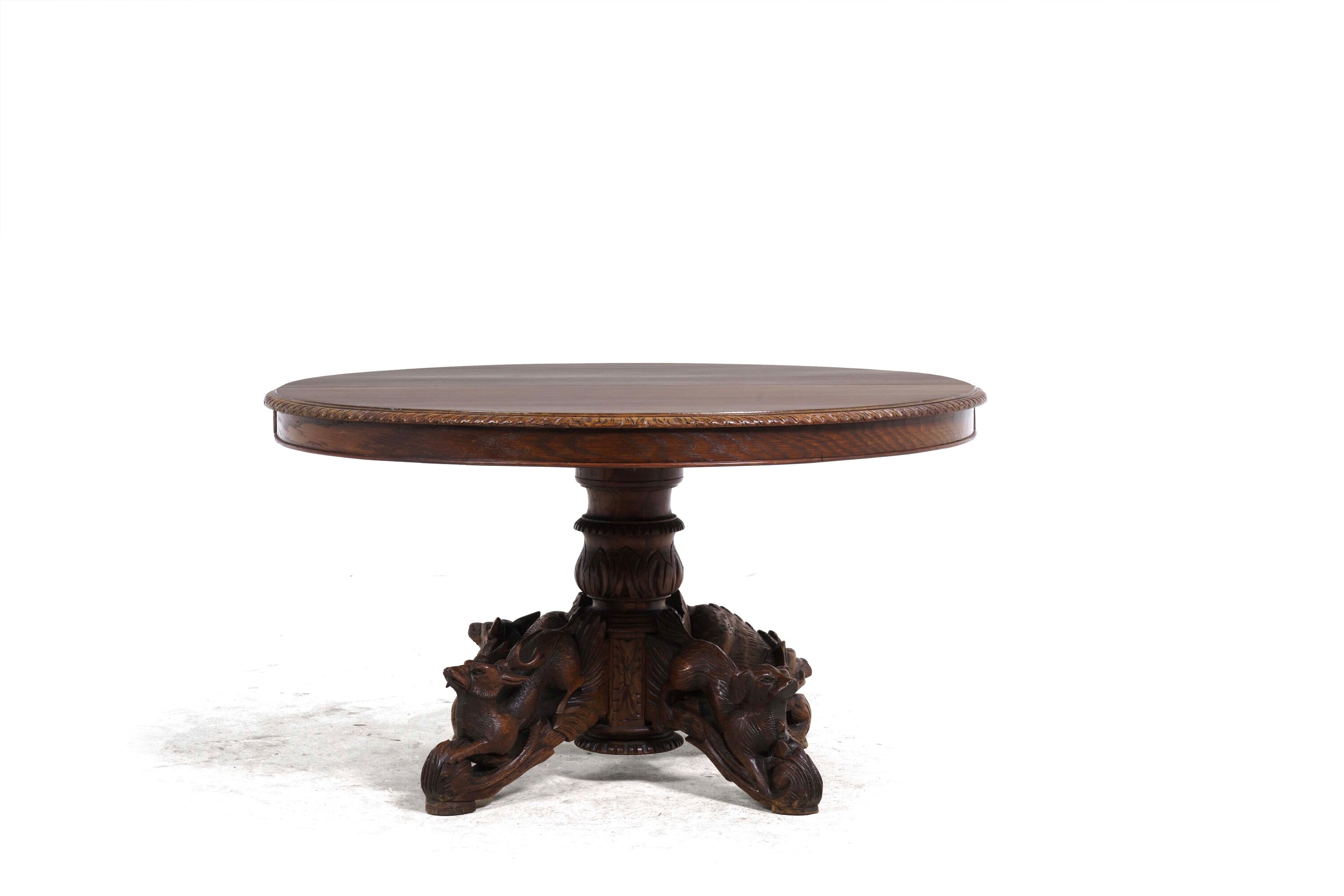 Tavolo circolare e quattro sedie, legno, XX secolo