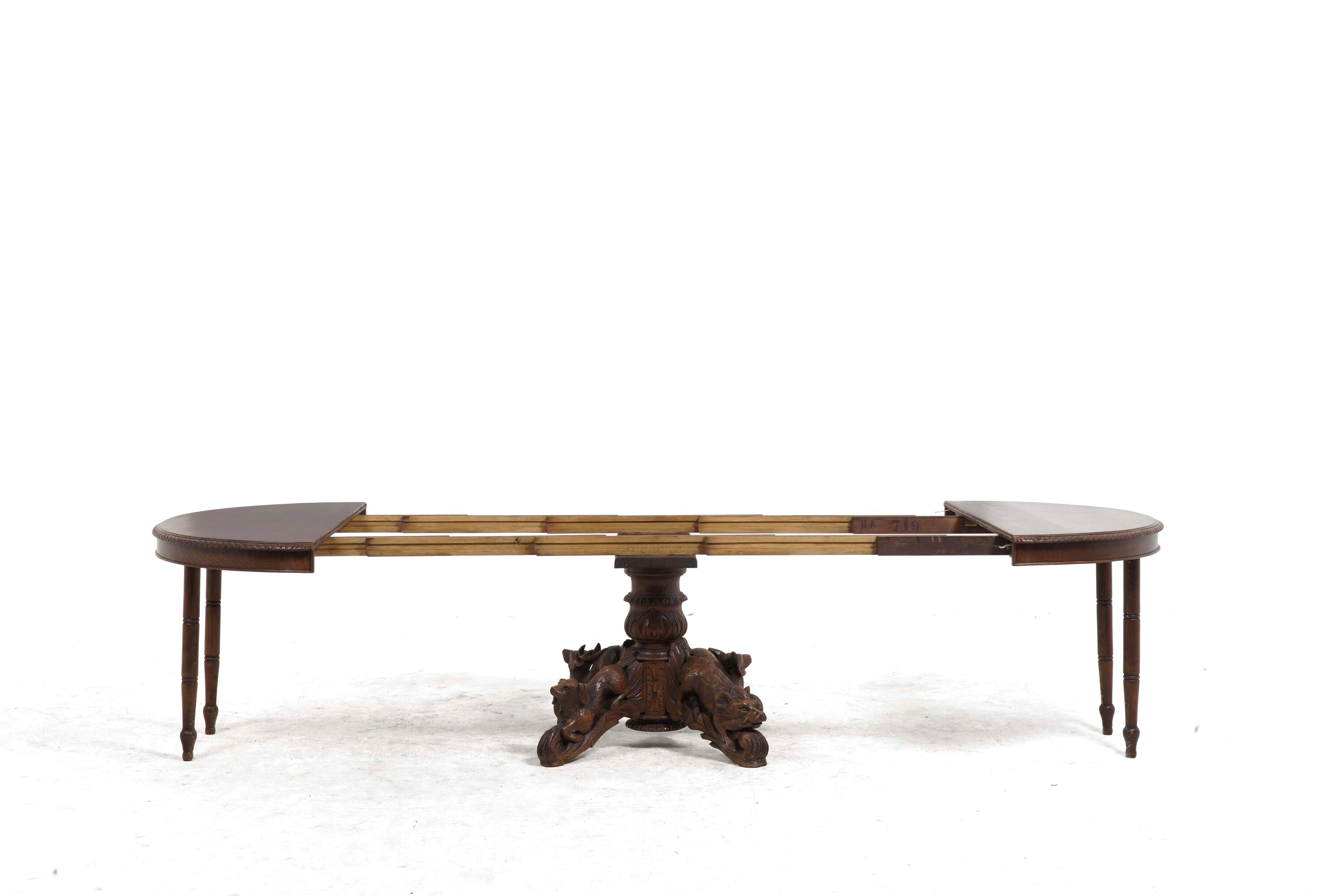 Tavolo circolare e quattro sedie, legno, XX secolo