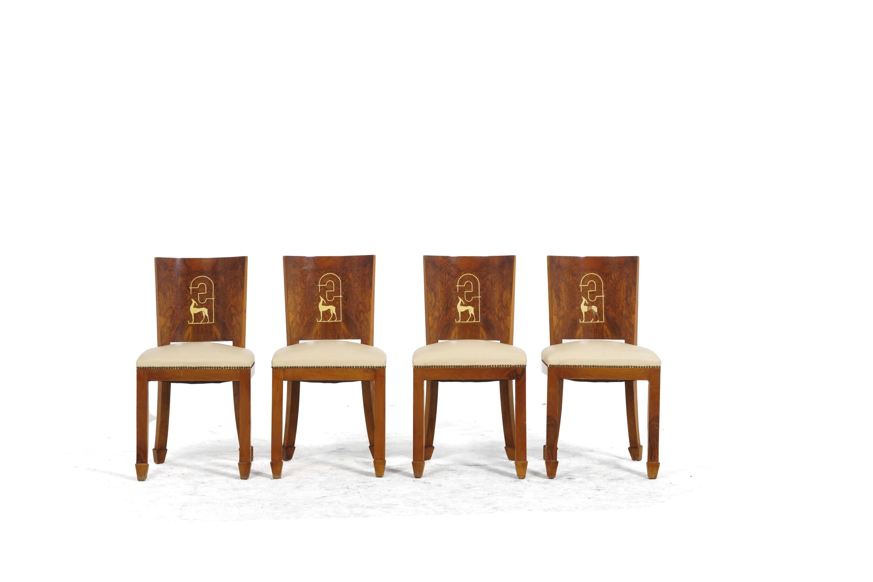 Tavolo circolare e quattro sedie, legno, XX secolo