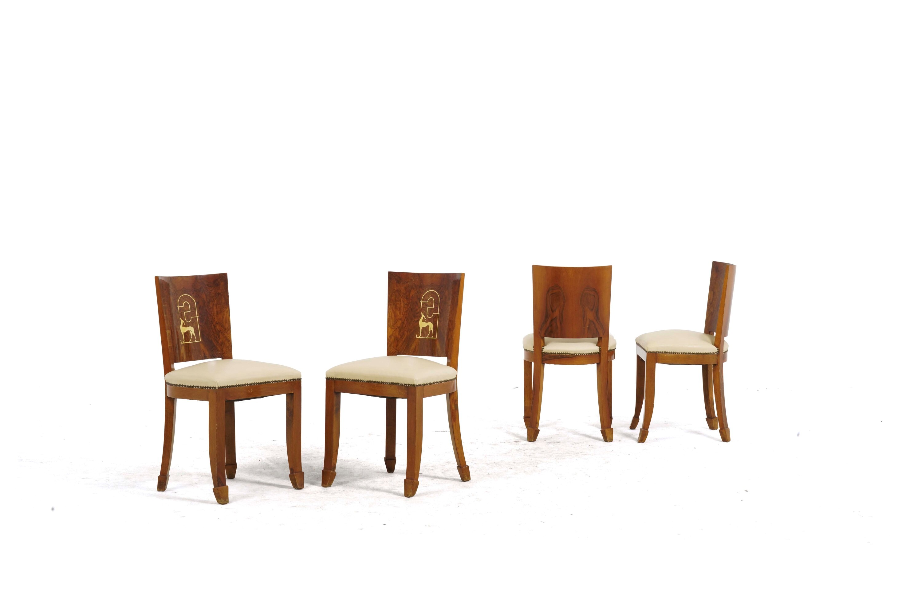 Tavolo circolare e quattro sedie, legno, XX secolo