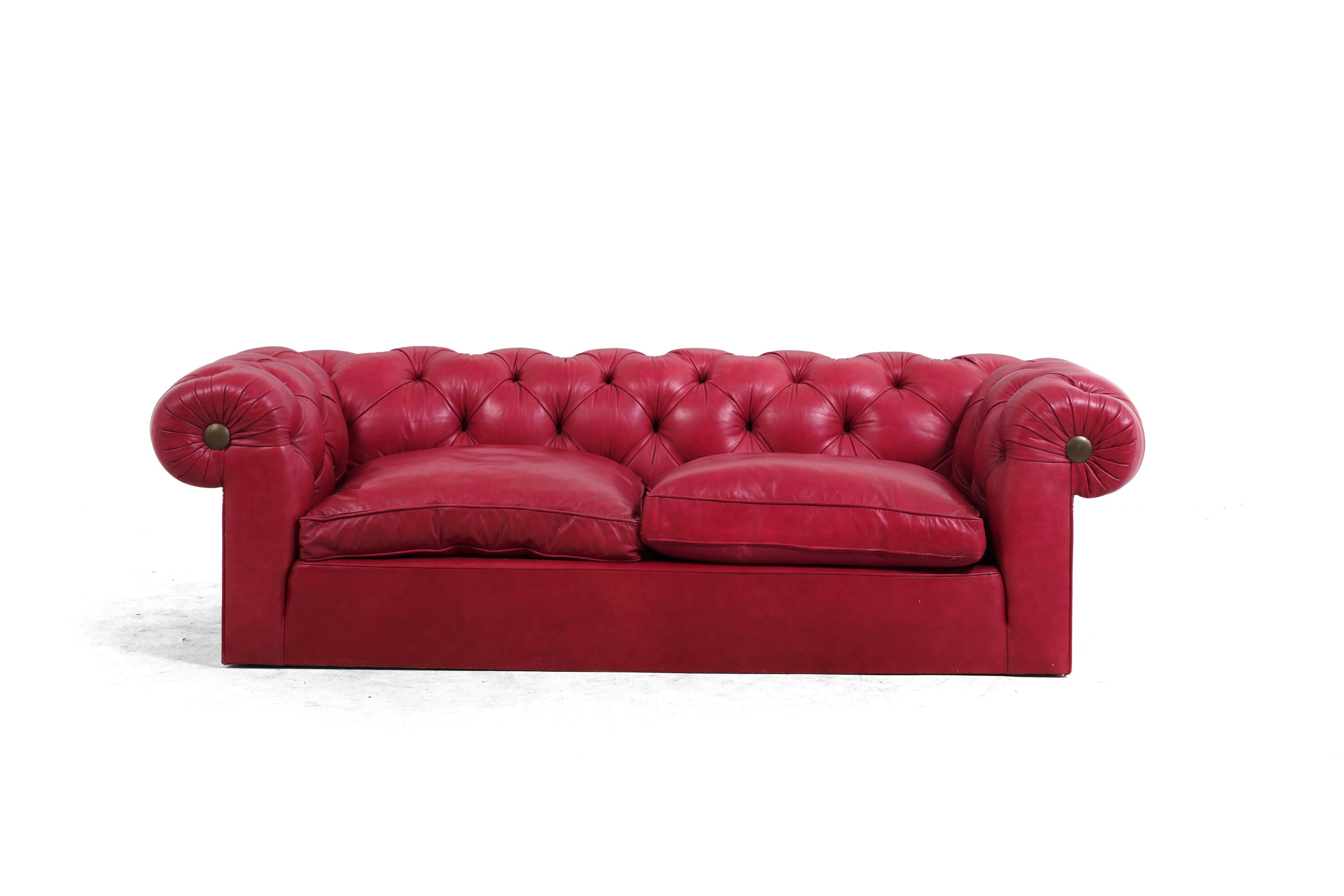 Divano Chesterfield, pelle rossa, dimensioni cm 217x103x70