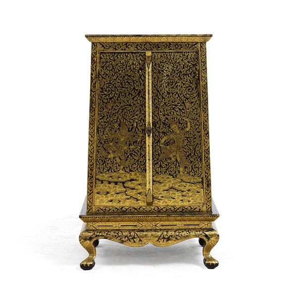 Credenza in stile orientale decorata a dorature su fondo nero