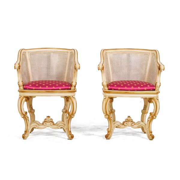 Coppia di poltrone in legno intagliato, dipinto e dorato. XX secolo