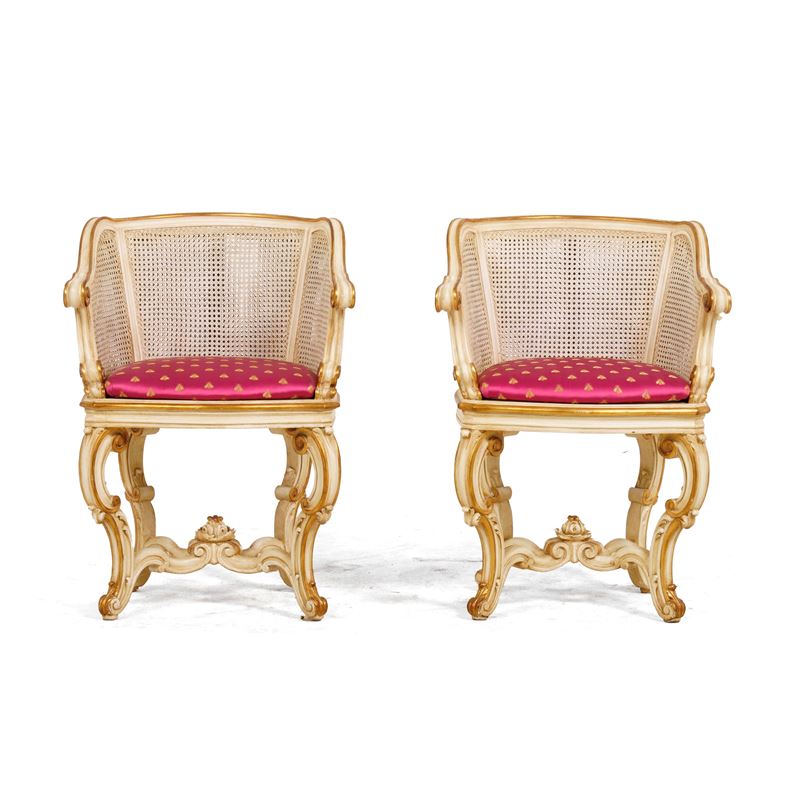 Coppia di poltrone in legno intagliato, dipinto e dorato. XX secolo  - Asta Antiquariato - Cambi Casa d'Aste