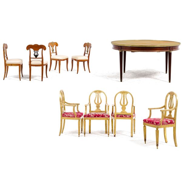 Tavolo con quattro sedie in legno intagliato, unito a quattro poltrone con schienale a lira
