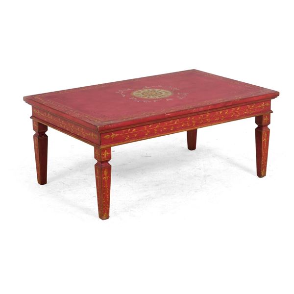 Tavolo basso laccato e dipinto