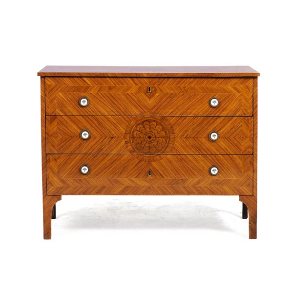 Comò a tre cassetti lastronato ed intarsiato. XX secolo