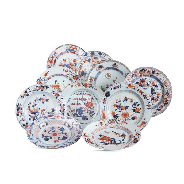 Servizio in porcellana composto da dieci piatti stile Imari con decori floreali, Giappone, XIX secolo