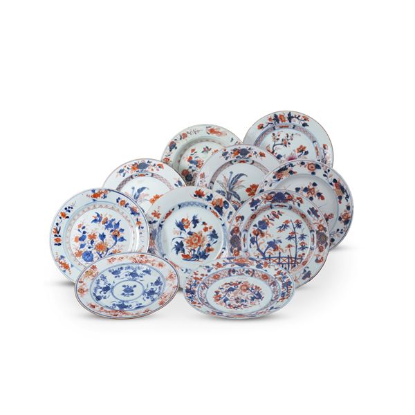 Servizio in porcellana composto da dieci piatti stile Imari con decori floreali, Giappone, XIX secolo