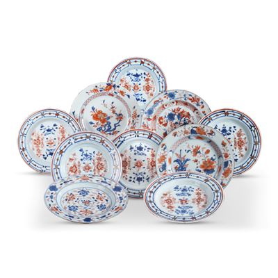 Giappone, Servizio in porcellana con dieci piatti in stile Imari, decori floreali, XIX secolo