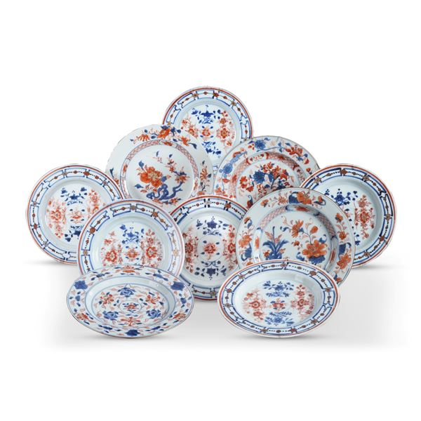 Servizio in porcellana composto da dieci piatti stile Imari con decori floreali, Giappone, XIX secolo