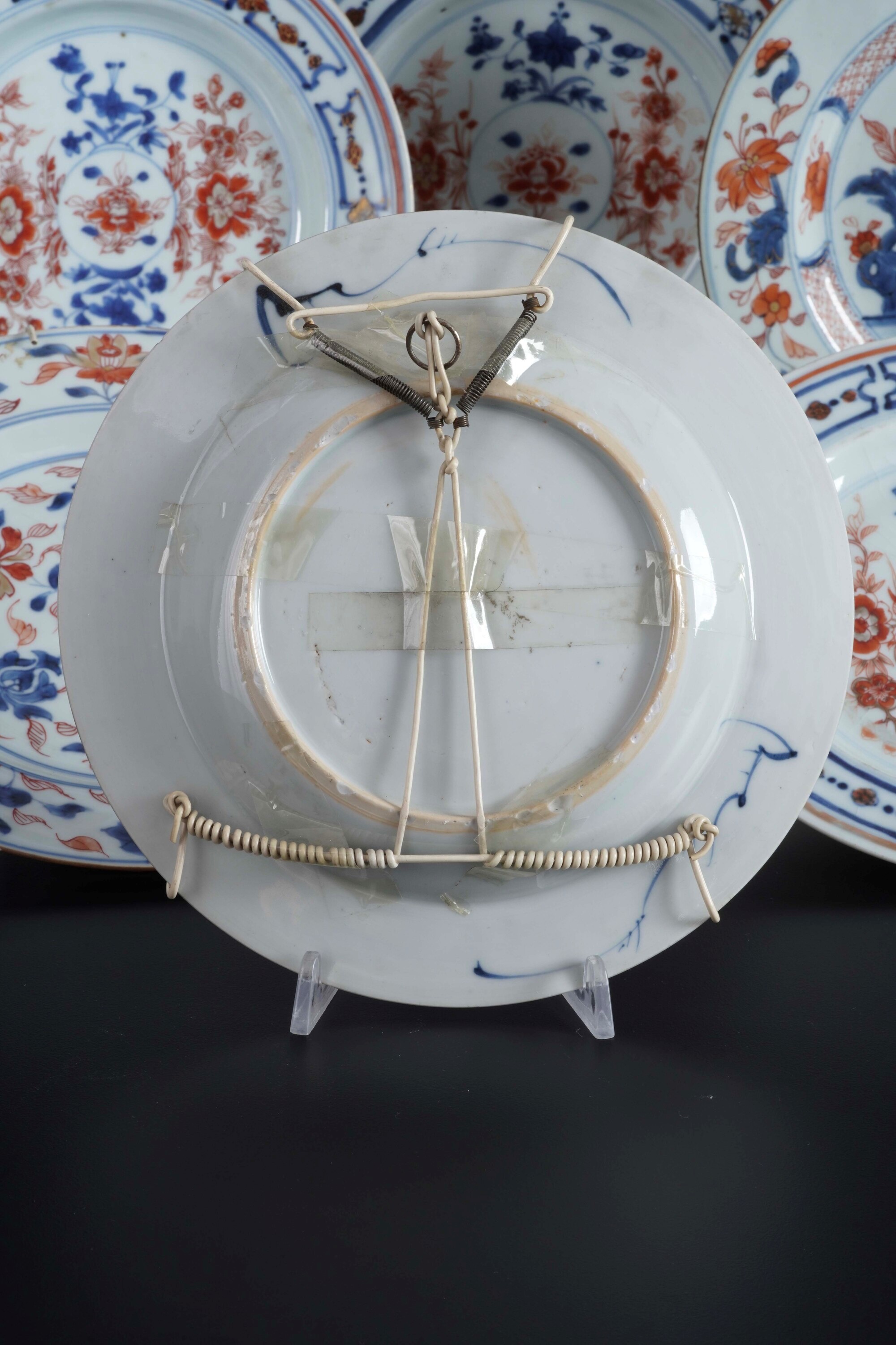 Servizio da tavola, dieci piatti in porcellana stile Imari con decorazioni floreali, Giappone, XI...