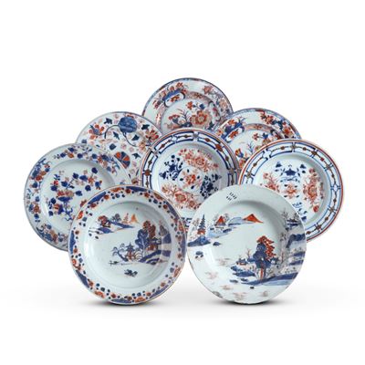 Servizio in porcellana, piatti stile Imari (otto pezzi), scena di paesaggio con decori floreali, ...