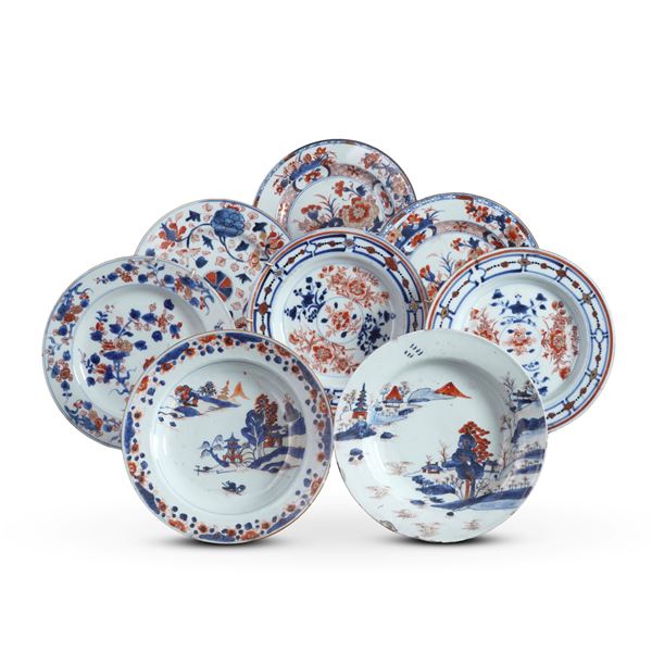 Servizio in porcellana composto da otto piatti stile Imari raffigurante scena di paesaggio con decori floreali, Giappone, XIX secolo