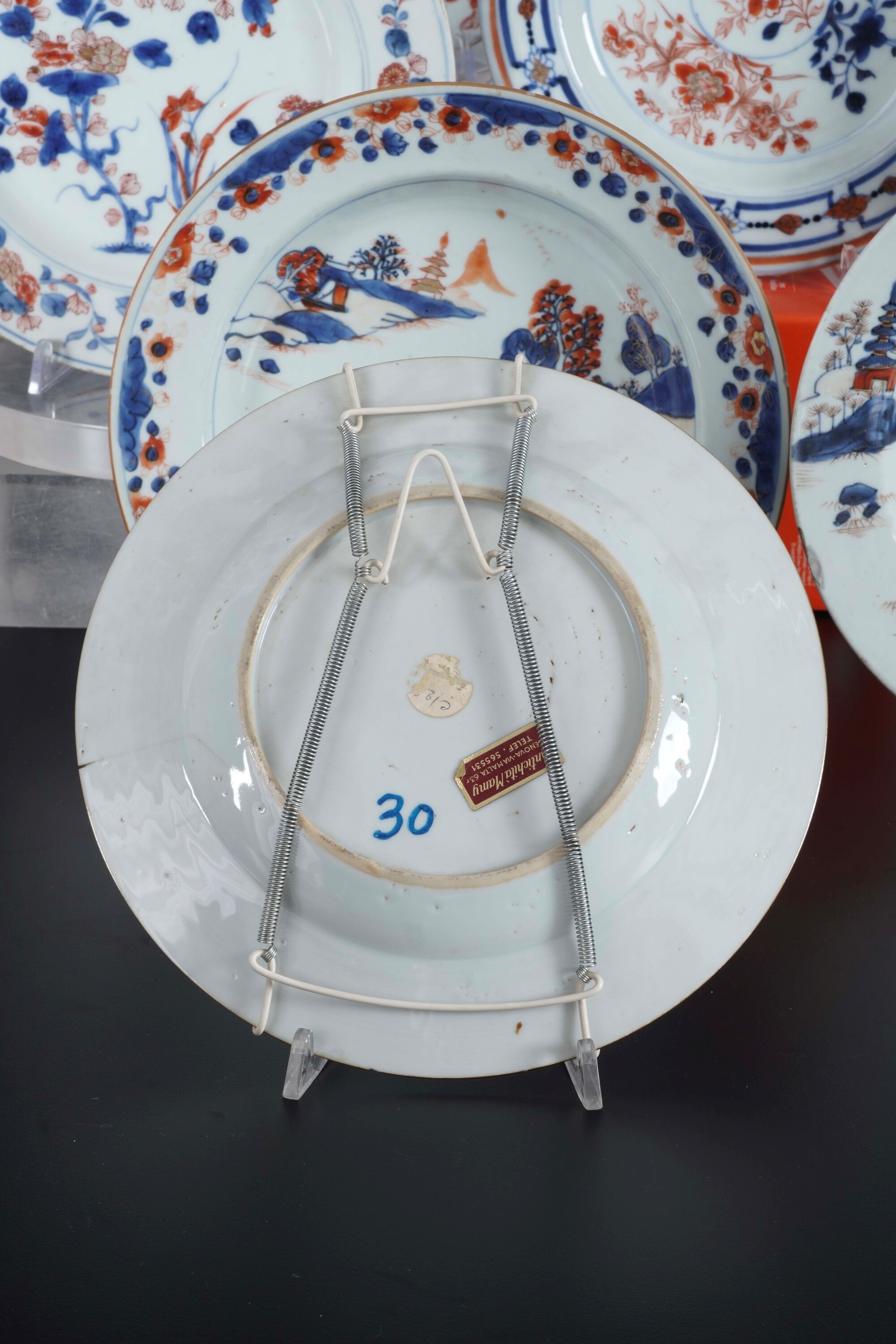 Servizio in porcellana, piatti stile Imari (otto pezzi), scena di paesaggio con decori floreali, ...