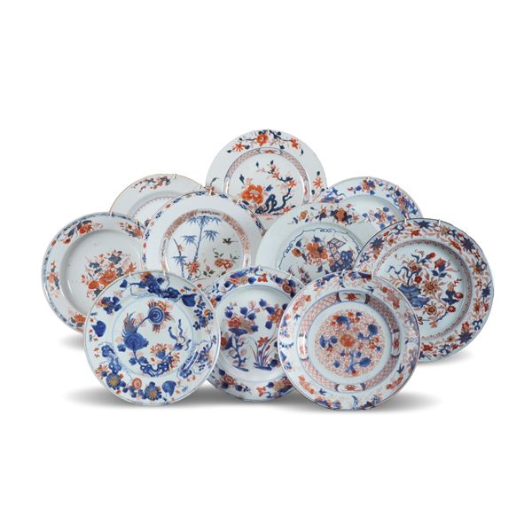 Servizio in porcellana composto da dieci piatti stile Imari con decori floreali, Giappone, XIX secolo