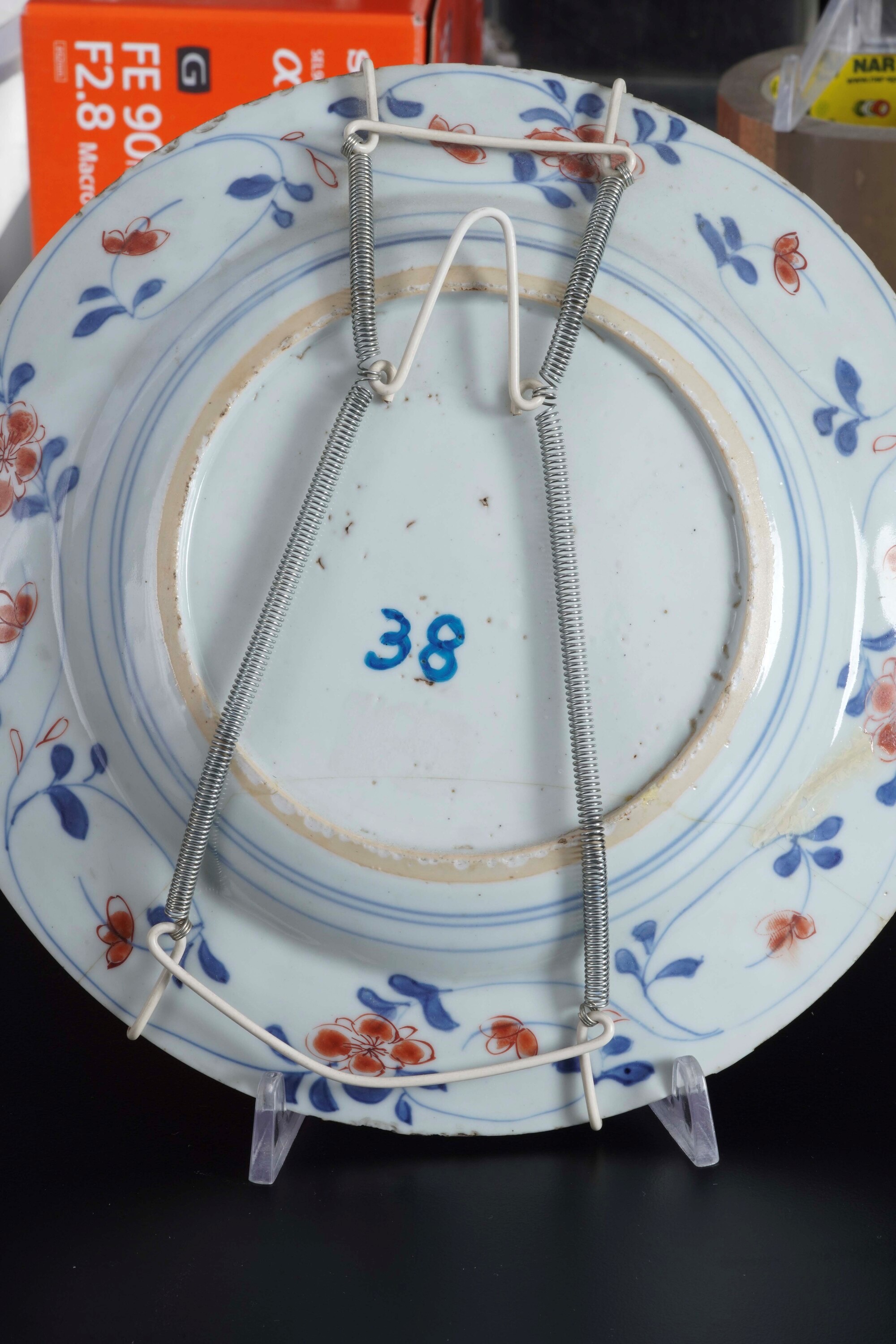 Servizio di piatti in porcellana, decori floreali in stile Imari, Giappone, XIX secolo (10 pezzi)