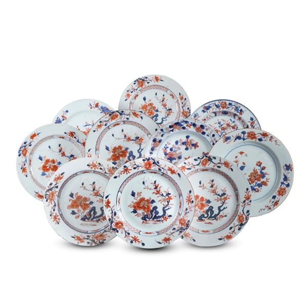 Servizio in porcellana composto da dieci piatti stile Imari con decori floreali, Giappone, XIX secolo