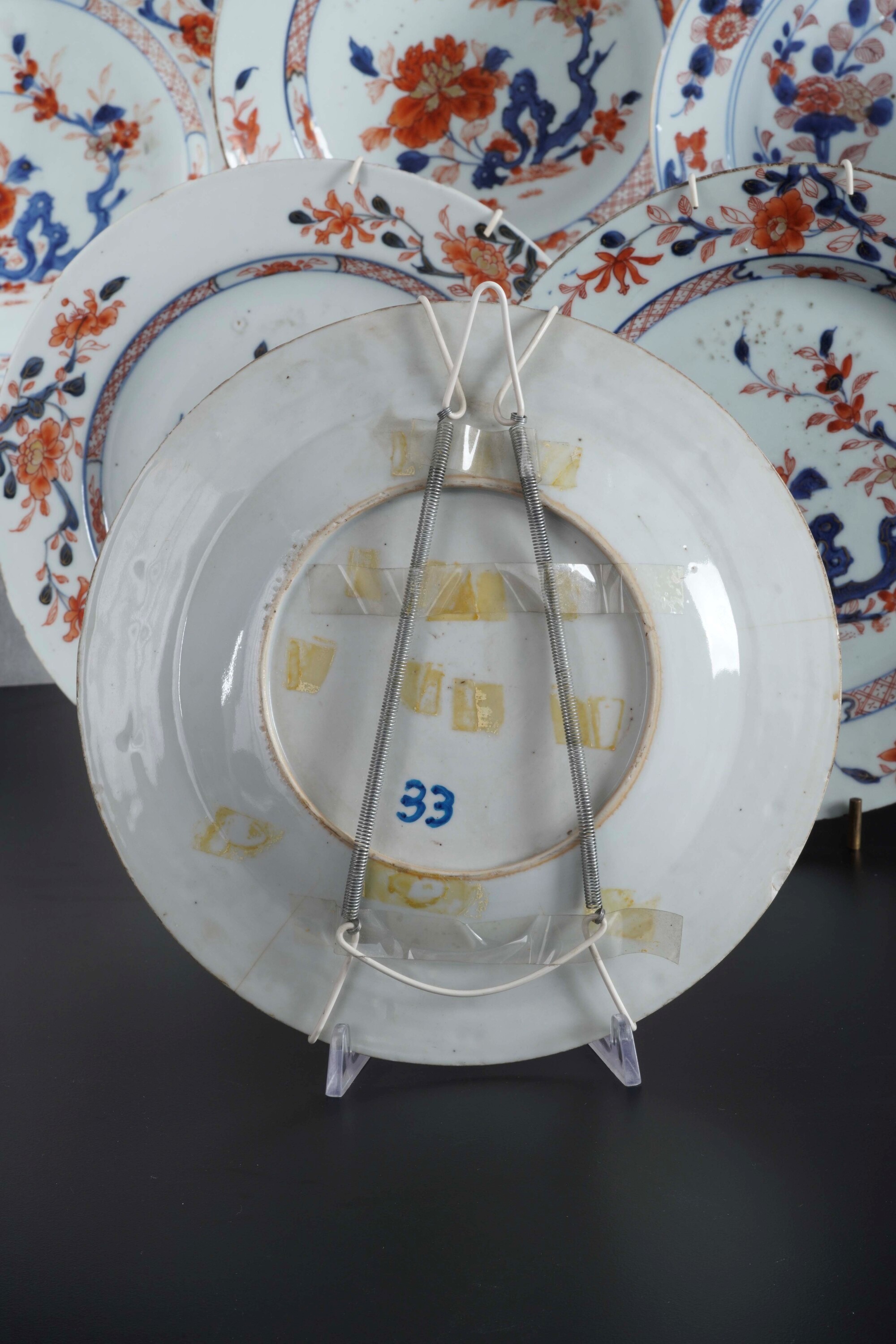 Servizio di piatti in porcellana, decori stile Imari, Giappone, XIX secolo