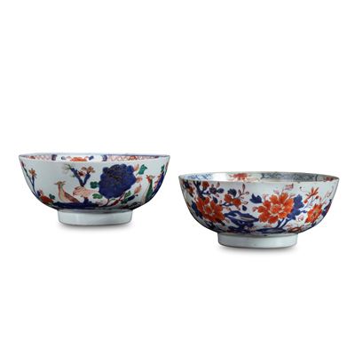 Coppia di ciotole in porcellana, stile Imari, con decorazione floreale, Giappone, XIX secolo