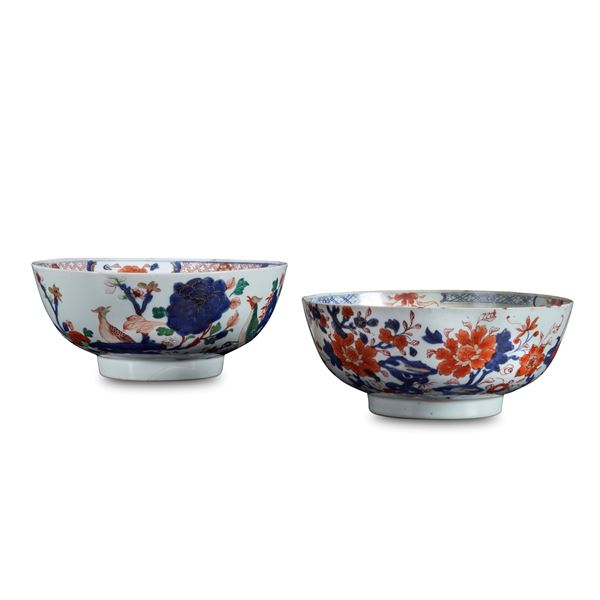 Coppia di ciotole in porcellana stile Imari con decori a motivi floreali, Giappone, XIX secolo