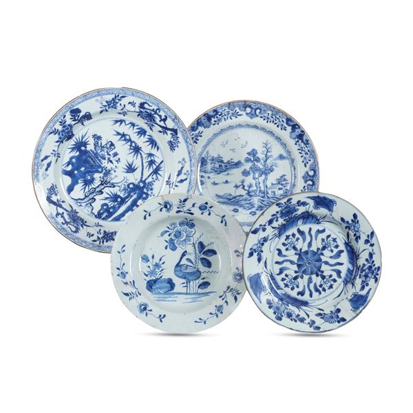 Lotto composto da quattro piatti in porcellana bianca e blu raffigurante scena di paesaggio con decori vegetali, Cina, Dinastia Qing, XIX secolo