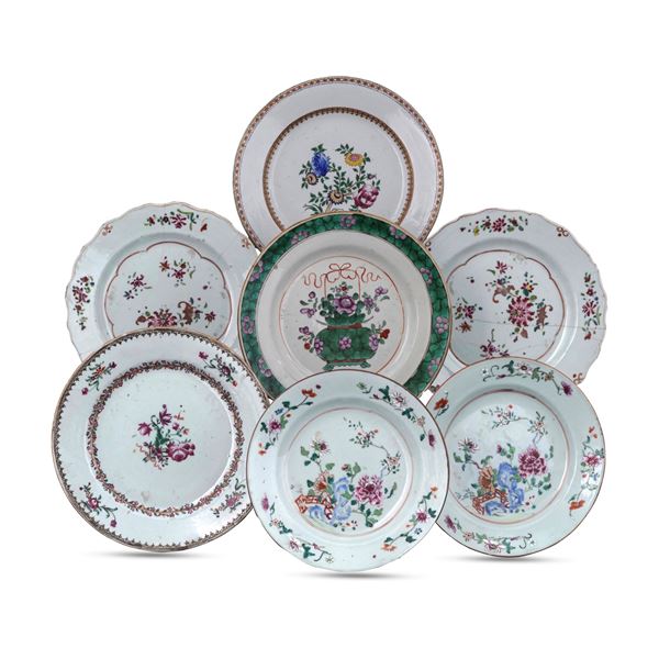 Lotto composto da sette piatti in porcellana a soggetto floreale, Cina, Dinastia Qing, XVII e XIX secolo