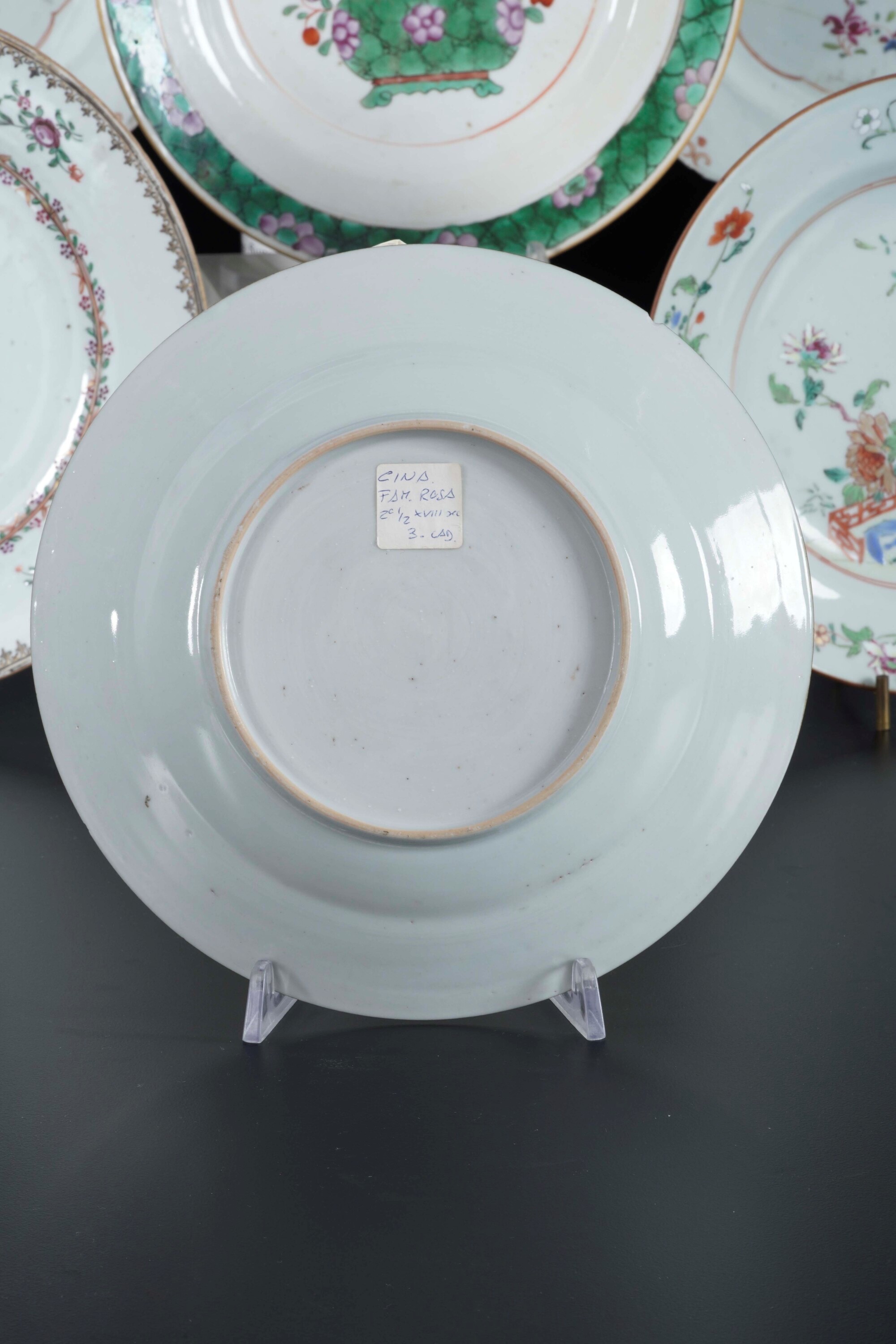 Piatti decorativi in porcellana, Soggetto floreale, Cina (Dinastia Qing), XVII e XIX secolo