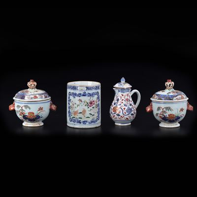 Porcellana stile Imari, Lotto composto da coppia di tazze con coperchio, caffettiera e boccale, C...