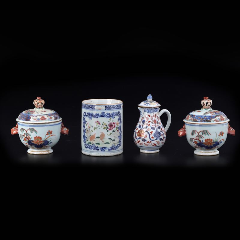 Lotto composto da coppia di tazze con coperchio, caffettiera e boccale in porcellana stile Imari con decori a motivi floreali, Cina, Dinastia Qing, XIX secolo  - Auction Antiques - Cambi Casa d'Aste