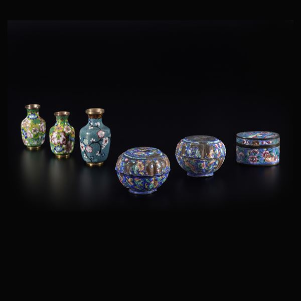 Lotto composto da tre snuff bottle e tre piccole ciotole a smalti policromi cloissoné con decori a motivi floreali, Cina, XX secolo