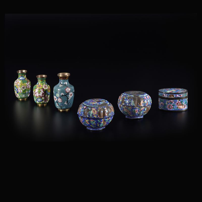 Lotto composto da tre snuff bottle e tre piccole ciotole a smalti policromi cloissoné con decori a motivi floreali, Cina, XX secolo  - Asta Antiquariato - Cambi Casa d'Aste