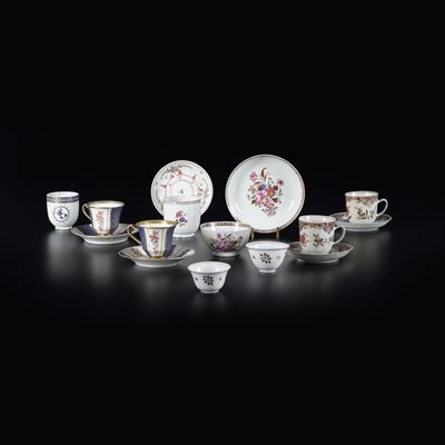 Cina, Servizio da tè in porcellana con tazzine e piatti decorati a motivi floreali, XIX secolo