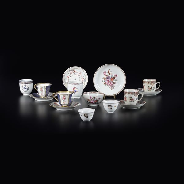 Lotto composto da otto tazzine e sei piatti in porcellana con decori a motivi floreali, Cina, XIX secolo