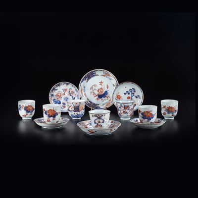 Porcellana giapponese stile Imari, Lotto composto da sette tazzine e sei piatti decorati con moti...