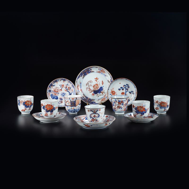 Lotto composto da sette tazzine e sei piatti in porcellana stile Imari con decori vegetali, Giappone, XIX secolo  - Asta Antiquariato - Cambi Casa d'Aste