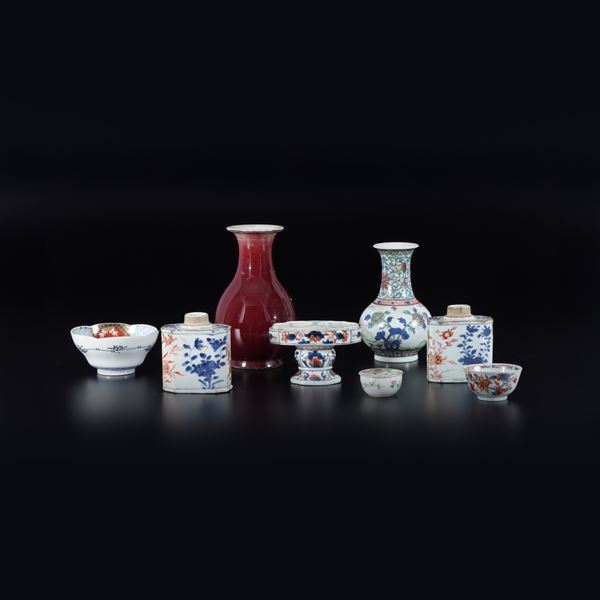 Lotto composto da otto oggetti in porcellana, Cina, XIX e XX secolo