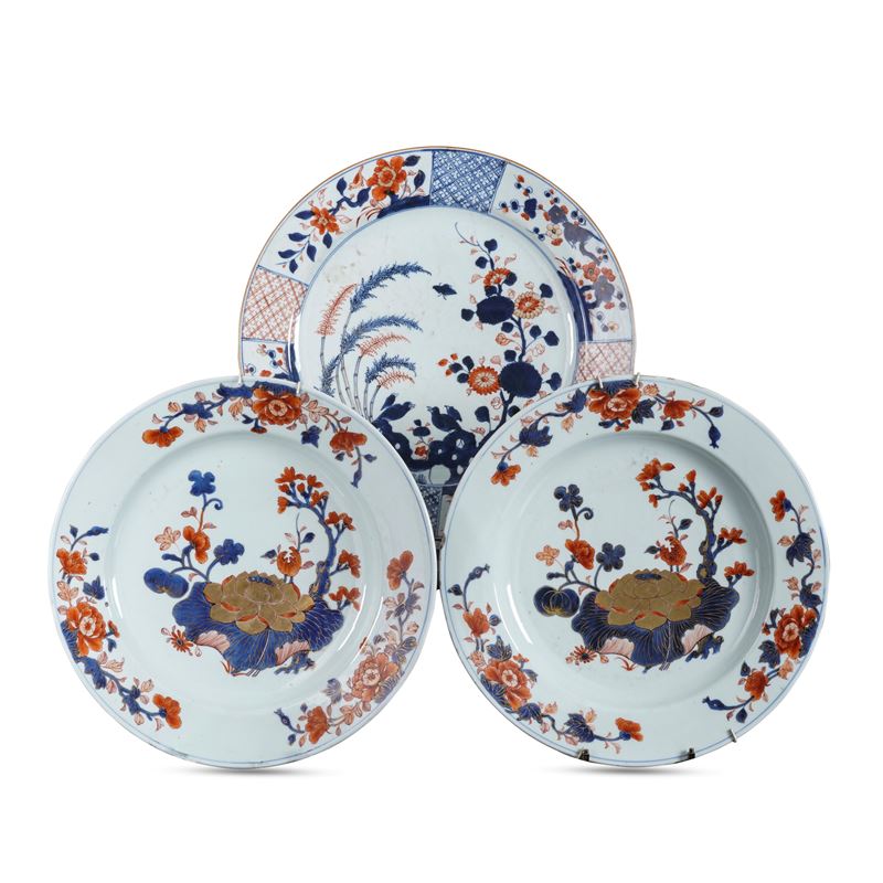 Lotto composto da tre piatti in porcellana Imari, Giappone, XIX secolo  - Auction Italian Mansions - Cambi Casa d'Aste