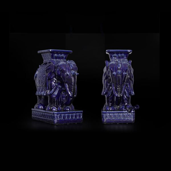 Coppia di piedistalli in ceramica invetriata a foggia di elefante