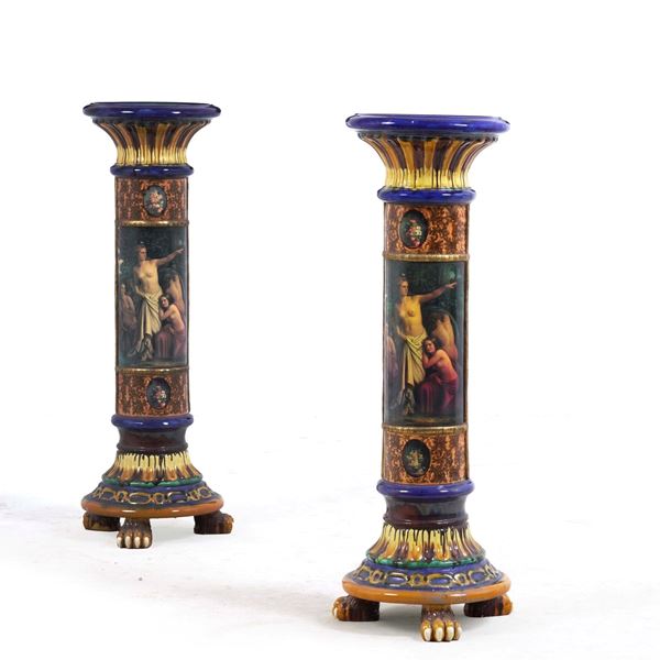 Coppia di piedistalli in ceramica policroma. XX secolo