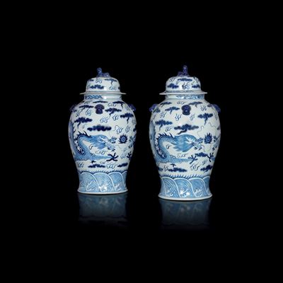 Coppia di Potiche in Porcellana Bianca e Blu Raffiguranti Draghi, Cina, XX Secolo