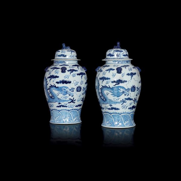 Coppia di potiche in porcellana bianca e blu raffiguranti draghi, Cina, XX secolo