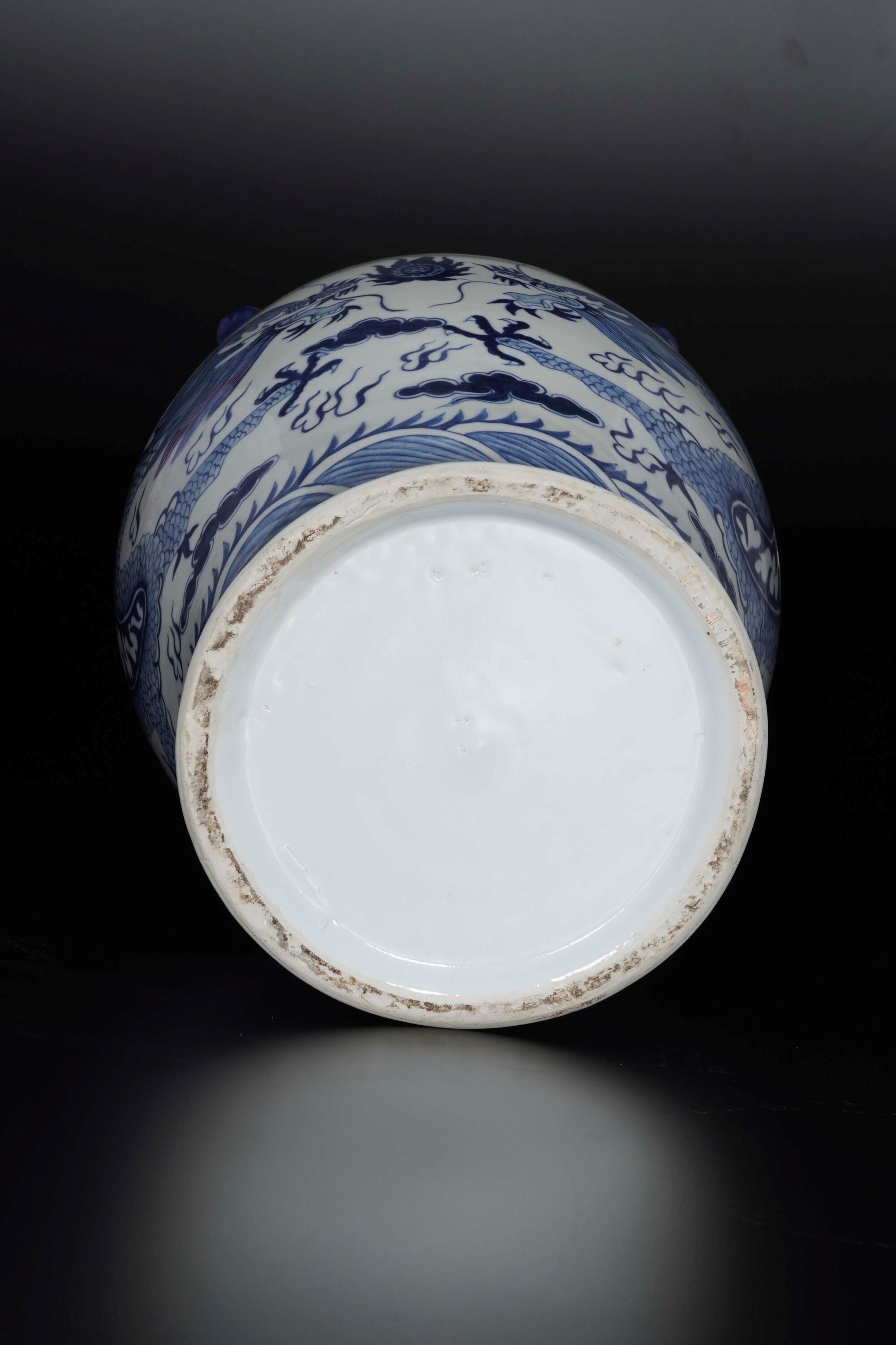 Coppia di Potiche in Porcellana Bianca e Blu Raffiguranti Draghi, Cina, XX Secolo