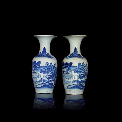 Coppia di Vasi in Porcellana Bianca e Blu Raffigurante Paesaggio Montano, Cina, Dinastia Qing, XI...