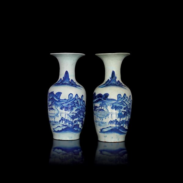 Coppia di vasi in porcellana bianca e blu raffigurante paesaggio montano, Cina, Dinastia Qing, XIX secolo